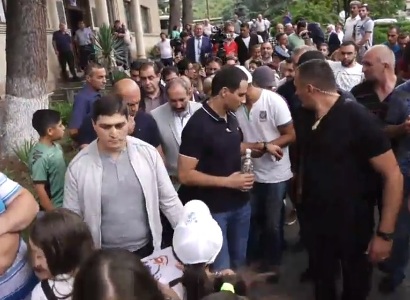 Ապրես, մռութ ջան, սպասի գամ՝ քեզ մի հատ պաչեմ. Փաշինյանը Իջևանում համբուրեց իրեն ծափահարող երեխային