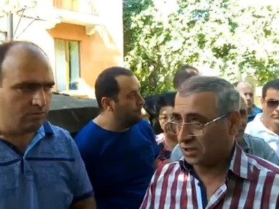 «Ամբողջ քաղաքը տեռոր են անում». Արտաշատում առեւտրականները բողոքի ակցիա են անում
