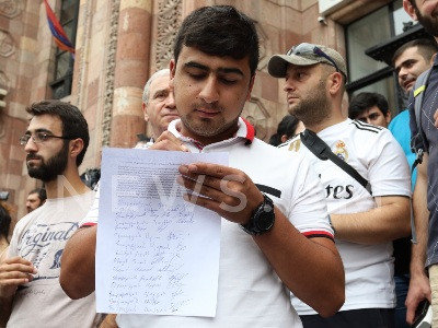 Участники акции в Ереване требуют прекратить полномочия освободившего Роберта Кочаряна судьи