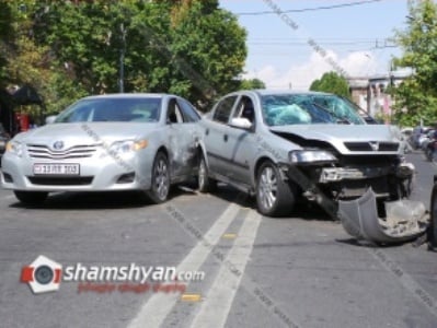 Շղթայական վթար Երեւանի կենտրոնում. բախվել են Toyota Camry-ն, Lada-ն, 2 Opel-ները. կան վիրավորներ (ֆոտո)