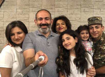 Նիկոլ Փաշինյանն ընտանեկան լուսանկար է հրապարակել Ստեփանակերտից (ֆոտո)