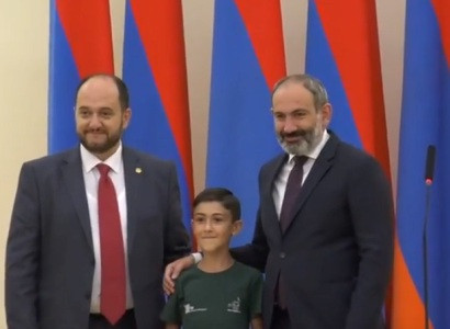 Սովորելը միշտ էլ նորաձեւ է եղել, պարզապես ոչ բոլորն են դա հասկացել. դպրոցականները պարգեւներ են ստացել Փաշինյանի ձեռքից