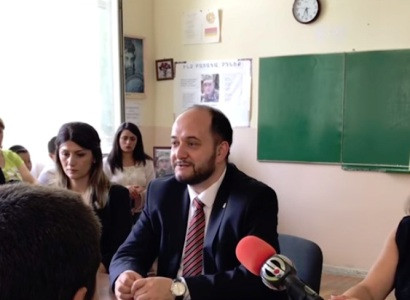 Քաղաքական ատրիբուտները դպրոցում պետք է բացակայեն. Արայիկ Հարությունյան