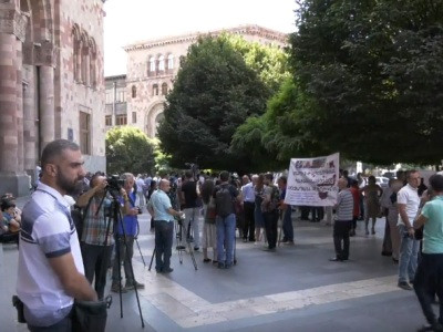 Կառավարության շենքի դիմաց բողոքի ակցիաներ են ընթանում