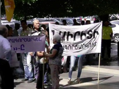 «Նաիրիտ»–ը թալանվում է,  թույլ չեն տալիս աուդիտ անել, վերագործարկման հույս չկա. Ցույց կառավարության դիմաց