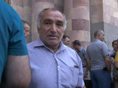 21 տարի ծառայել է, սակայն բնակարան այդպես էլ չեն հատկացրել, մեկնել է արտերկիր. Զինծառայողի հայրը բողոքում է
