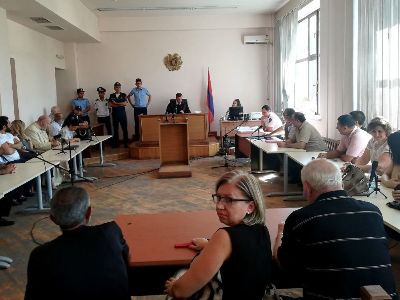 «Մեր կյանքի ժամանակից է գնում». Զինված խմբի  գործով  երկու ամբաստանյալներ հրաժարվեցին պաշտպանից