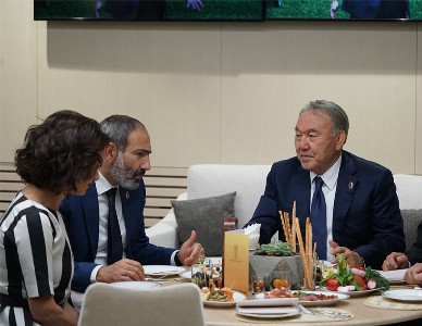 «Իրատես». Նազարբաեւն ու Բատկան Փաշինյանի ներկայությամբ կարեւորից ու «սրտամոտից» չեն խոսում. Նրան ընթրիքի չեն կանչում