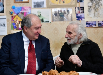 Ձեր ապրած կյանքի գնահատականն է. Արմեն Սարգսյանը Երվանդ Մանարյանին հանձնել է Ժողովրդական արտիստի կրծքանշանը (ֆոտո)