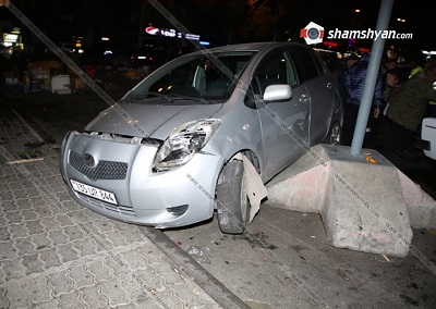 Կին վարորդը Toyota Vitz-ով բախվել է շուկայի սեղաններին ու շուռ տվել դրանք. նա 2 երեխաների հետ հիվանդանոցում է (ֆոտո)