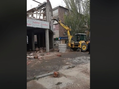 Քաղաքապետի որոշմամբ Նոր Նորքում ապօրինի կառույց է ապամոնտաժվում (վիդեո)