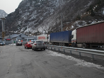 Armenia ministry: Main cause of car buildup near Russia-Georgia border is grain trucks