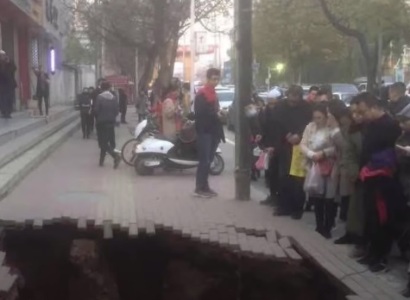 Չինաստանում կինը մայթի տակ է անցել