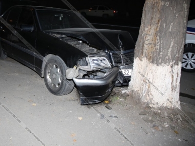Երեւանում բախվել են Mercedes-ն ու «ՎԱԶ 21093»-ը. Mercedes-ը բախվել է հաստաբուն ծառին (ֆոտո)