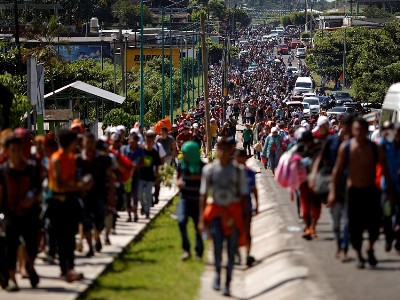 Migrants caravan reaches US border