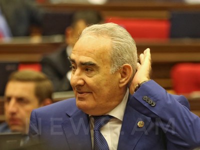 «Գալուստ Գրիգորիչ ջան, խնդրում եմ այս անգամ քվեարկեք կողմ». Գալուստ Սահակյանն անսաց «Ելք»-ի պատգամավորին
