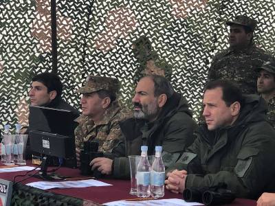 Acting PM and Defense Minister watch military drills (PHOTO)