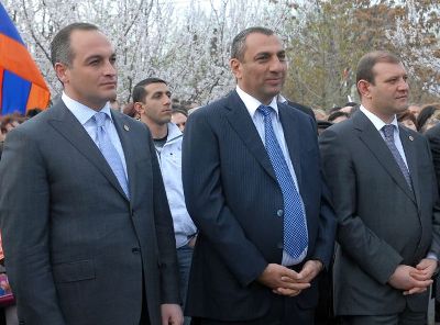 «Հրապարակ». Ընտրություններին Սամվել Ալեքսանյանը կաշխատի ՔՊ-ի թեկնածուների համար՝ «զոհաբերելով» իր փեսային