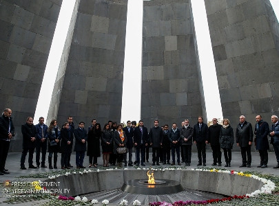 President of Ile-de-France region visits Armenian Genocide Memorial