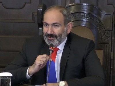 Armenia acting PM comes to news conference wearing tie with national tricolors
