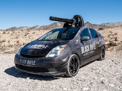 Toyota Prius-ի վրա 6 վոլտանոց գնդացիր են տեղադրել