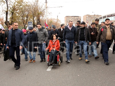 Acting PM-led Yerevan march reaches Ajapnyak District