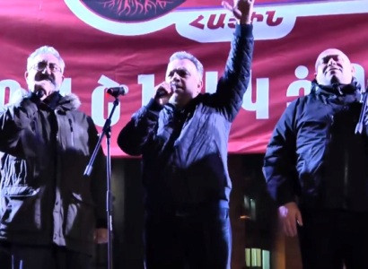 Встреча представителей АРФД с избирателями началась с исполнения патриотических песен