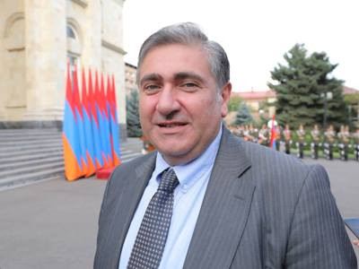 «Որոշել է առիթից օգտվել». «Իմ քայլի» թեկնածուն գովազդվում է ՀՅԴ-ական թեկնածուի հաշվին (ֆոտո)