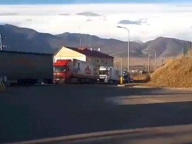 «Ղեկը աջ» նախաձեռնության անդամները կրկին Բագրատաշենի անցակետում են. «Ասեղ գցելու տեղ չկա» (վիդեո)
