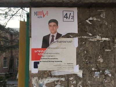 Պատռել են «Իմ քայլը» դաշինքի ռեյտինգային թեկնածուի պաստառները (ֆոտո)