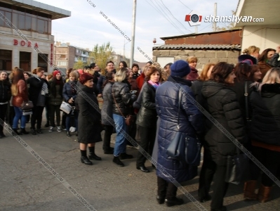 Լարված իրավիճակ Երեւանում. «Արմ Սվիթ» ՍՊԸ-ի 200-ից ավելի աշխատակիցներ պահանջում են իրենց աշխատավարձը (ֆոտո)