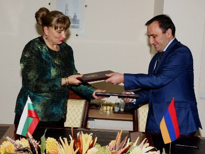 Armenian, Bulgarian defense ministers sign bilateral cooperation program