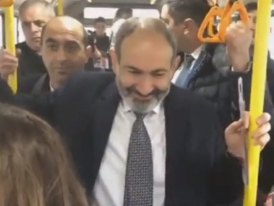 Acting Premier commutes on Yerevan public transit