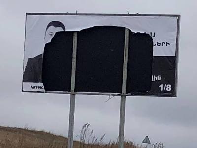 «Ինչքան ստոր ու էժան եք». Պատռել են Էդուարդ Շարմազանովի քարոզչական պաստառը