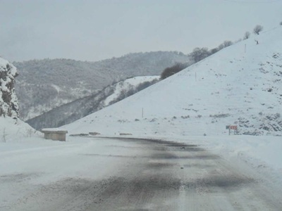 Ծանրաքաշ եւ կցորդիչով մեքենաների համար Վարդենյաց լեռնանցքը փակ է. Դիլիջանի ոլորաններում ձյուն է տեղում