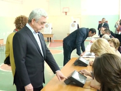 Armenia's third president casts ballot in early parliamentary elections (PHOTO)