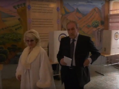 Levon Ter-Petrosyan casts his ballot in early vote