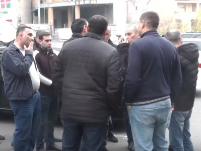 «Մեզ փորձում են կրկնակի հարկել». ավտովաճառողների ակցիան ՊԵԿ-ի դիմաց