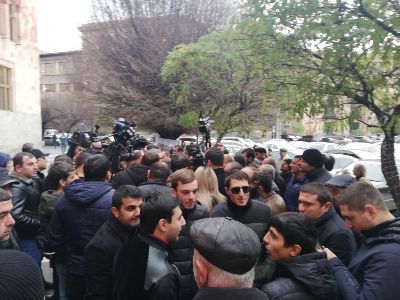 «Նվիրատվություն եք ձեւակերպում, որ հարկ չտաք, չէ՞». վիճաբանություն ավտոներմուծողների ու ՊԵԿ նախագահի միջեւ (ֆոտո)