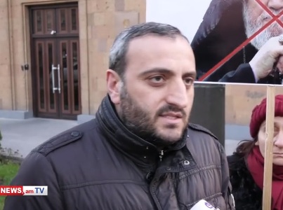 «Նոր Հայաստան, նոր հայրապետ» շարժման անդամները պահանջում են Էջմիածնի ոստիկանապետի հրաժարականը