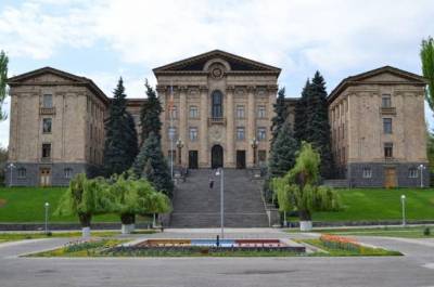 «Հրապարակ». ԱԺ-ում «ոչ մի աթոռ» հակված չեն թողնել նորերին. անգամ կահավորման հարցով Փաշինյանն է զբաղվում