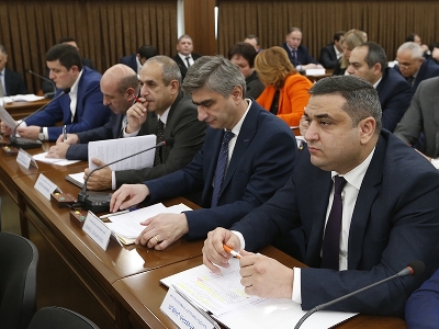 Երեւանի ավագանին չհաստատեց ծառայողական կայանատեղիների մասին որոշման նախագիծը