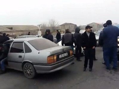 Armenia’s Etchmiadzin residents block motorway to Yerevan (VIDEO)