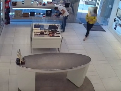 Գողություն ժամացույցների խանութ-սրահից. Տեսախցիկը ֆիքսել է պահը