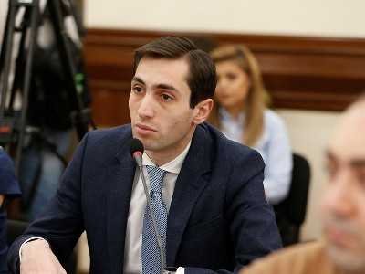 «Էս մարդ վատացա՞վ». «Մարդը ձեր մոտ ա վատացել». Երեւանի ավագանիում լարվածությունը հասավ գագաթնակետին