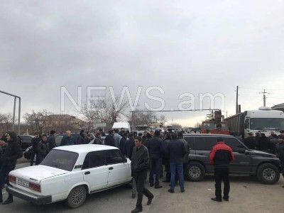 Հյուսիս-հարավ ծրագրով աշխատողները փակել են Երեւան–Թալին մայրուղին. պահանջում են իրենց աշխատավարձերը (ֆոտո)