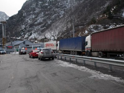 Վերին Լարսում 14 կմ–անոց հերթ է առաջացել, շուրջ 8 հազար հայ մնացել է անցակետում