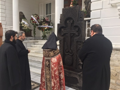 Պոլսո հայոց պատրիարքարանի մուտքի մոտ նոր խաչքարեր են տեղադրվել (ֆոտո)