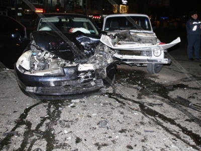 Խոշոր վթար Երեւանում. բախվել են «Նիվա»-ն ու Nissan Tiida-ն. կան վիրավորներ (ֆոտո)