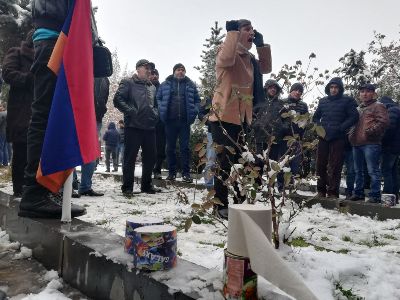 Մանվել Գրիգորյանի կալանավորումը պահանջող ցուցարարները տուշոնկա եւ զուգարանի թուղթ են բերել դատարան (ֆոտո)